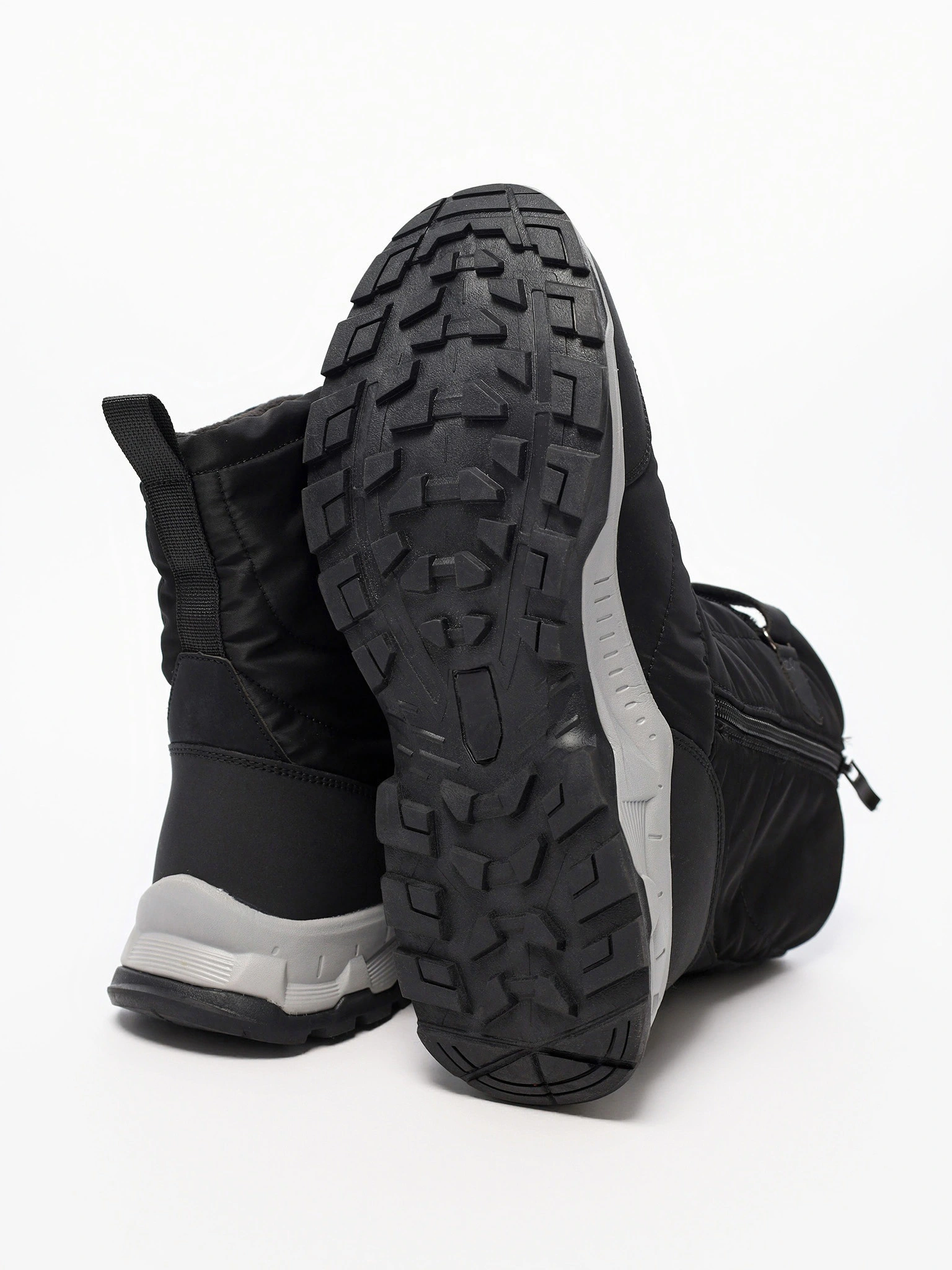 Дутики черного цвета на средней объемной подошве